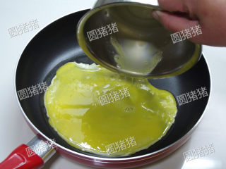 韭苔炒蛋丝,平底锅烧热，抹少许油，倒入蛋液摊成蛋饼。