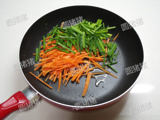 韭苔炒蛋丝,锅内热1小匙油，放入胡萝卜、韭苔盐、生抽炒至软身。