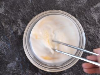 南瓜奶香蛋羹,倒入温牛奶搅拌均匀。