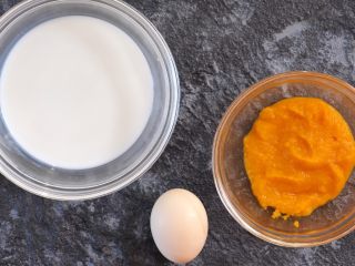 南瓜奶香蛋羹,准备好食材。鸡蛋尽量挑大一些的。
南瓜泥加牛奶的量，是鸡蛋的2倍。