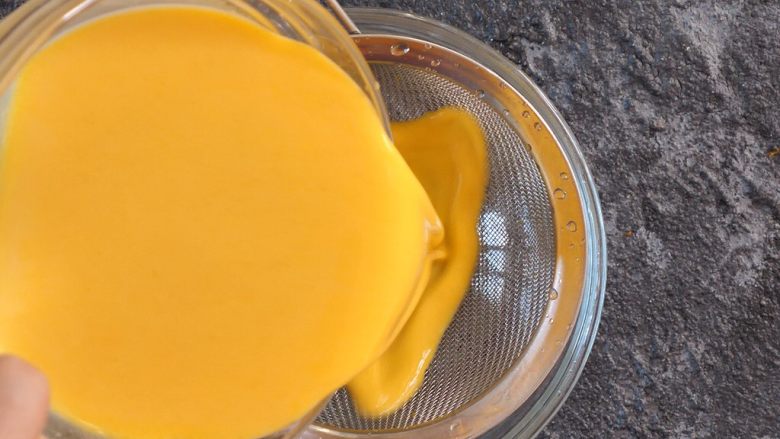 南瓜奶香蛋羹,过筛一下，蒸出来比较细腻。