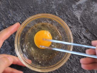 南瓜奶香蛋羹,鸡蛋打散。（一岁内宝宝如果蛋白过敏，可以只用蛋黄）