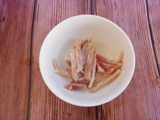 豆芽炒肉,先准备小块猪肉，切成肉丝。