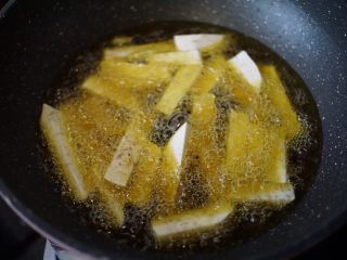 麦片芋头,锅里热油后放入芋头中火炸制