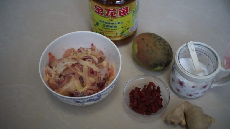 酸木瓜炖炖土鸡,准备好材料