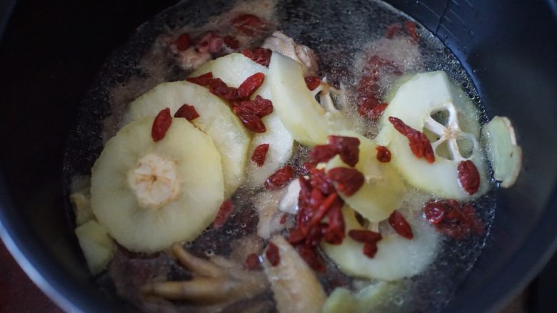 酸木瓜炖炖土鸡,然后将所有的材料放入锅中，加入适量清水