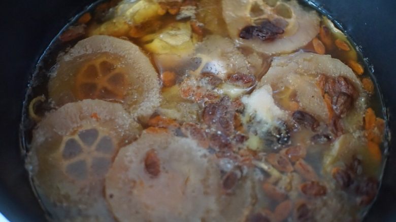 酸木瓜炖炖土鸡,煮好后加入适量盐调味即可