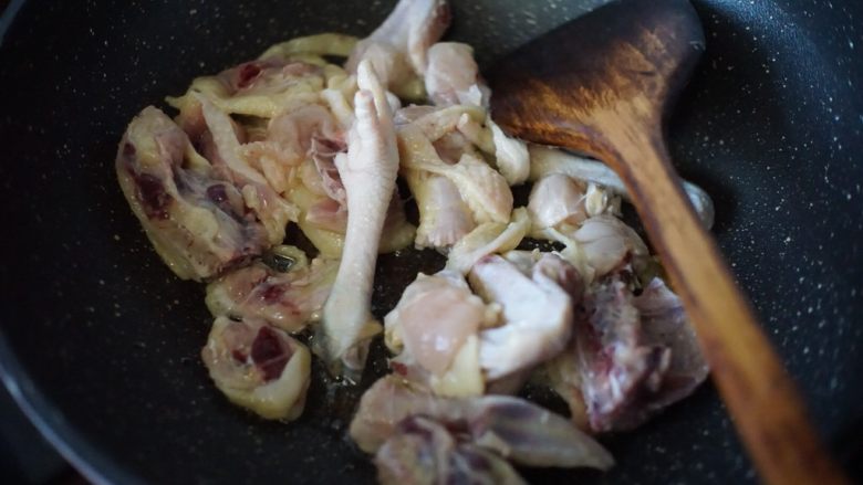 酸木瓜炖炖土鸡,然后放入斩件的鸡肉翻炒至鸡肉变色