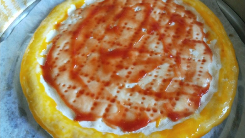 皇后锅板  披萨饼,在把番茄酱刷均匀。