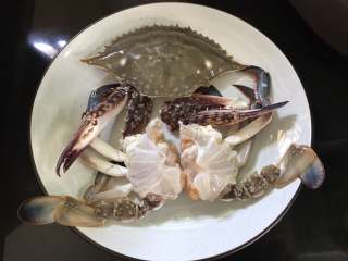 梭子蟹海鲜面,梭子蟹扒去蟹盖后去掉腮，胃，清洗干净后，切小块。