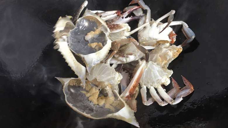 梭子蟹海鲜面,放入切成小块的梭子蟹翻炒。