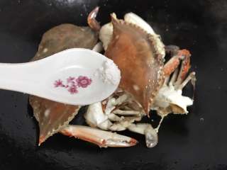梭子蟹海鲜面,加适量料酒再加适量热水煮开加少许盐调味后把蟹块捞出。