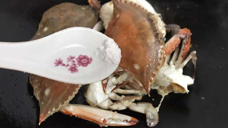 梭子蟹海鲜面,加适量料酒再加适量热水煮开加少许盐调味后把蟹块捞出。