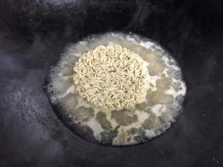梭子蟹海鲜面,把面饼放入有梭子蟹汤的锅中，煮开。