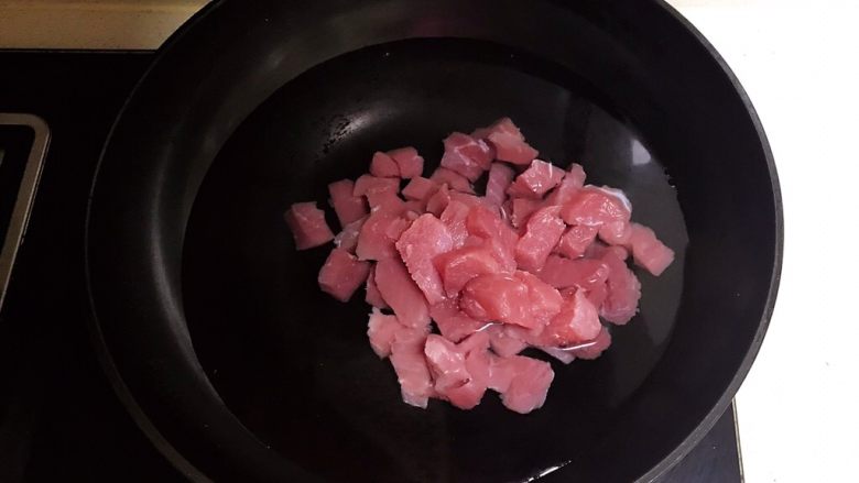 宝宝健康食谱  自制猪肉松,把切好的里脊肉焯水，水开后炒3分钟