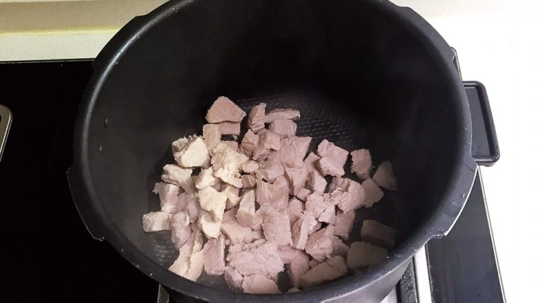 宝宝健康食谱  自制猪肉松,另起锅，把里脊肉放入锅中