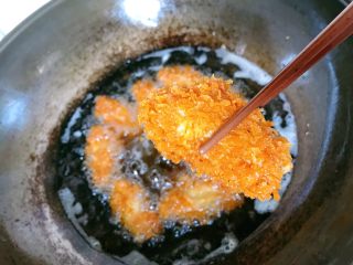 香酥鸡翅,中小火炸至金黄色捞出沥干油。