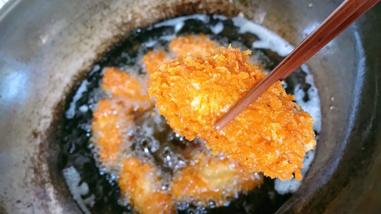 香酥鸡翅,中小火炸至金黄色捞出沥干油。