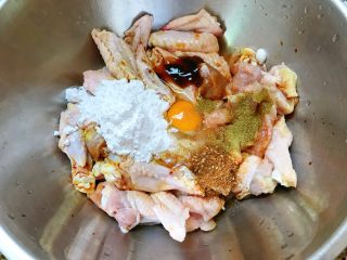 香酥鸡翅,调入适量盐、酱油、蚝油、淀粉、佐料精、孜然粉，鸡蛋一个。