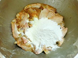 香酥鸡翅,腌制后，放入适量炸粉。