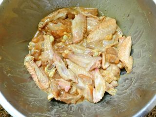 香酥鸡翅,搅拌均匀，腌制二小时以上。