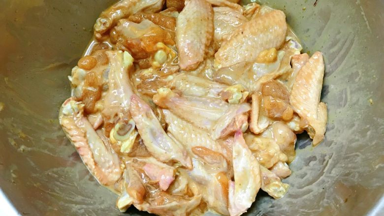 香酥鸡翅,搅拌均匀，腌制二小时以上。