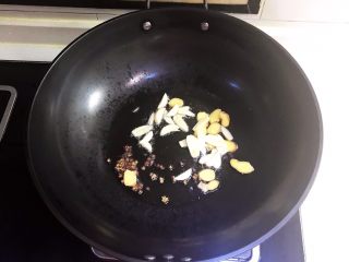 5分钟快手菜   火爆空心菜,油温烧热后加入花椒粒，姜片和蒜片