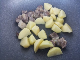 牛肉炖土豆,然后放入土豆。