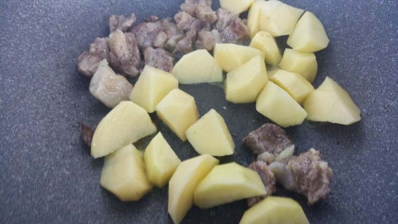 牛肉炖土豆,然后放入土豆。