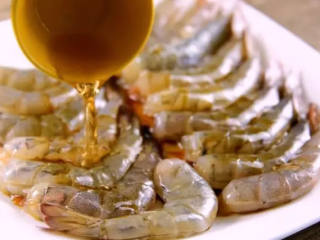 腰果炒虾仁 营养均衡鲜味十足,虾开背去虾线，再淋生抽、料酒抓匀腌制