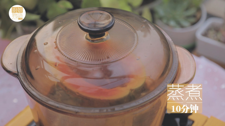桃胶的3+1种有爱吃法「厨娘物语」,放入蒸锅中，蒸煮10分钟。