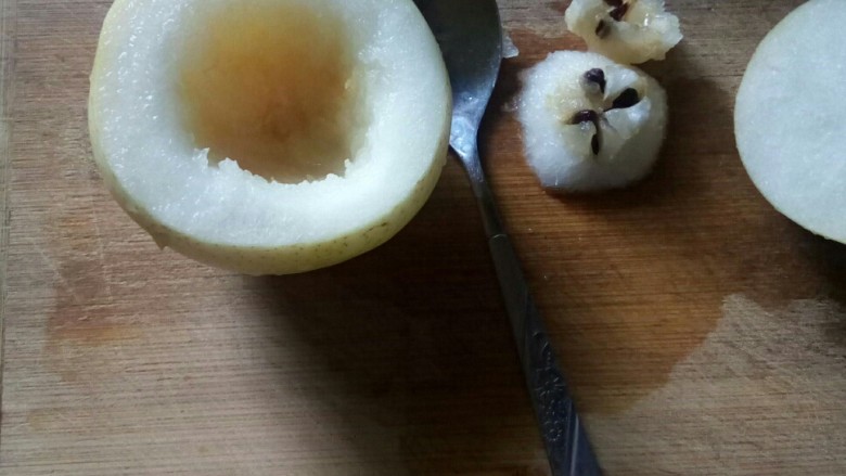 秋梨银耳盅,用小勺挖出梨核。