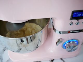 椰蓉排包（中种法）,把中种材料全放入海氏厨师机中，启动揉面程序，揉成光滑的面团即可

