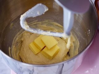 椰蓉排包（中种法）,大约10分钟后加入黄油，继续启动3档快速揉面
