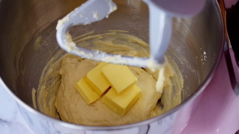 椰蓉排包（中种法）,大约10分钟后加入黄油，继续启动3档快速揉面
