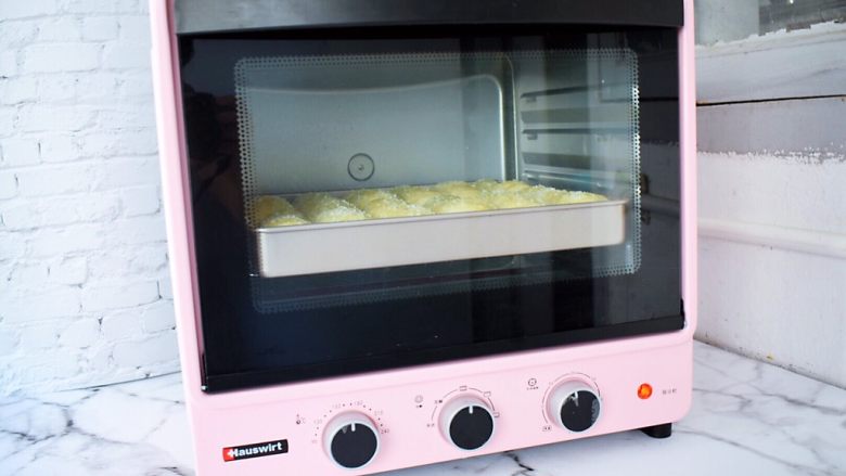 椰蓉排包（中种法）,放入预热好的海氏烤箱，上下火160度，中层20分钟，烤好取出晾至手温后密封保存