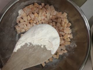 香甜红薯饼🍠,加适量面粉搅匀