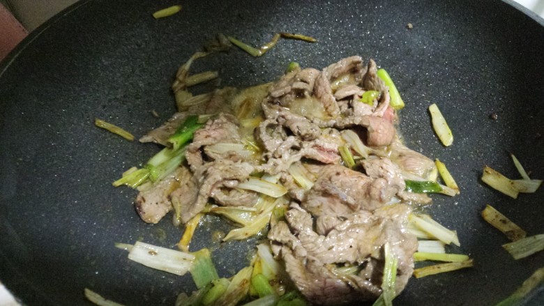 孜然葱爆牛肉,把牛肉炒熟。