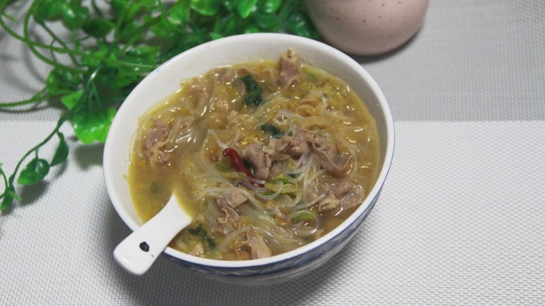 砂锅酸菜炖羊肉,盛入碗中。