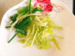 咖喱炒花蛤-好吃到舔壳,将1根葱和1根小芹菜洗净切好。