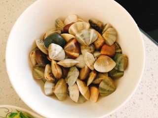 咖喱炒花蛤-好吃到舔壳,吐沙完，将贝壳冲洗干净。