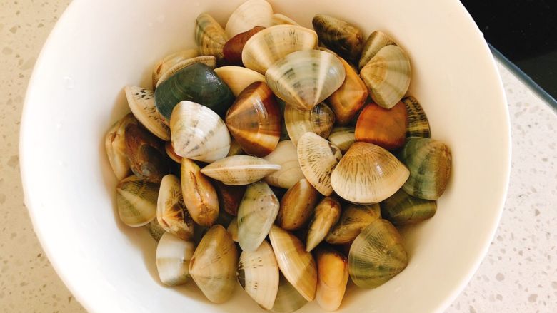 咖喱炒花蛤-好吃到舔壳,吐沙完，将贝壳冲洗干净。