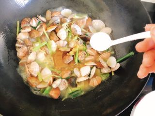 咖喱炒花蛤-好吃到舔壳,咖喱融化后加入半勺盐。