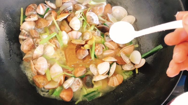 咖喱炒花蛤-好吃到舔壳,咖喱融化后加入半勺盐。