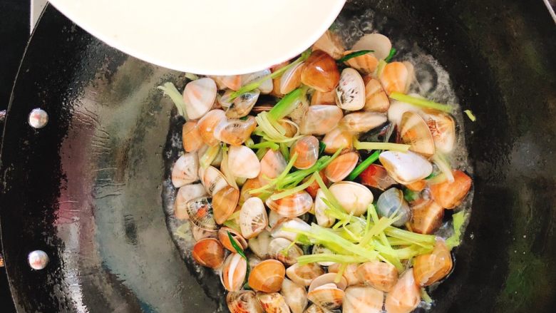 咖喱炒花蛤-好吃到舔壳,倒入水，水量以差0.5毫米不淹没贝壳为宜。