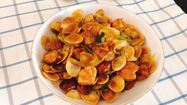 咖喱炒花蛤-好吃到舔壳,炒好装盘。