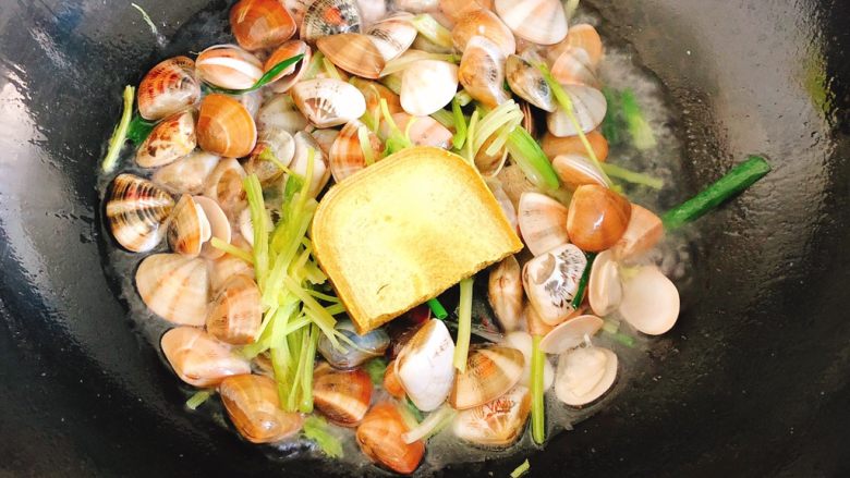 咖喱炒花蛤-好吃到舔壳,随后紧跟着放入咖喱块翻炒。