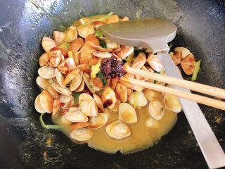 咖喱炒花蛤-好吃到舔壳,随即加入1勺辣椒酱翻炒。（如果买的是很辣的咖喱块就可以不用放辣椒酱）