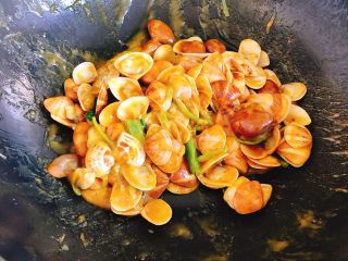 咖喱炒花蛤-好吃到舔壳,炒至贝壳全开，并且收汁，即可起锅。