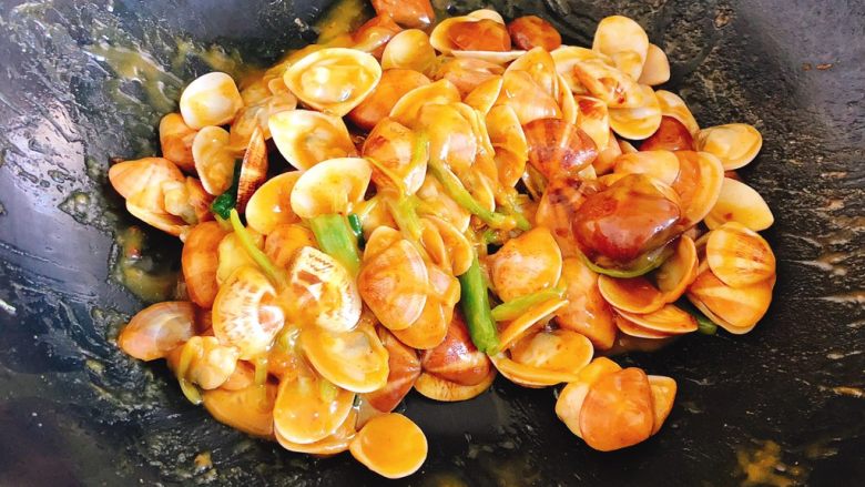 咖喱炒花蛤-好吃到舔壳,炒至贝壳全开，并且收汁，即可起锅。
